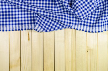 Ahşap masa üzerinde mavi katlanmış masa örtüsü