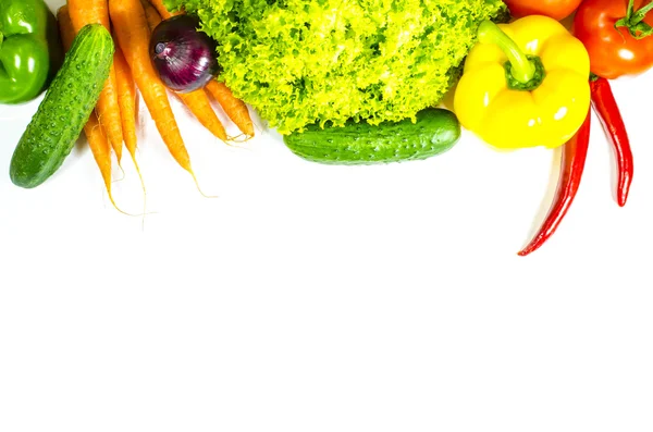 Rahmen aus frischem Gemüse auf weißem Hintergrund — Stockfoto
