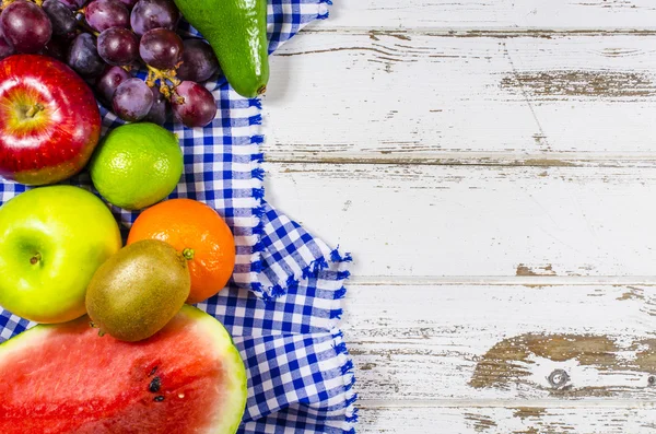 Ram av färsk frukt på träbord — Stockfoto