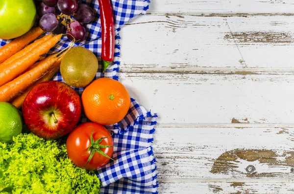 Rahmen aus frischem Obst und Gemüse auf Holztisch — Stockfoto