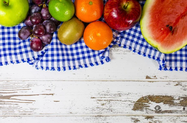 Ram av färsk frukt på träbord — Stockfoto