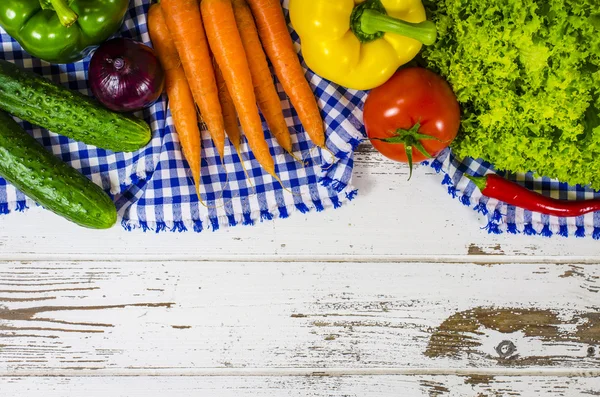 Rahmen aus frischem Gemüse auf Holztisch — Stockfoto