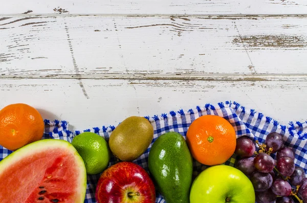 Ram av färsk frukt på träbord — Stockfoto