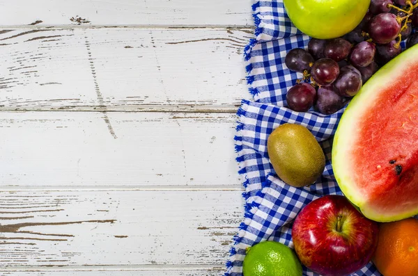 Ram av färsk frukt på träbord — Stockfoto