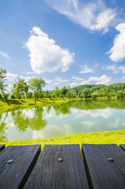 Manzara arka plan ile boş ahşap masa