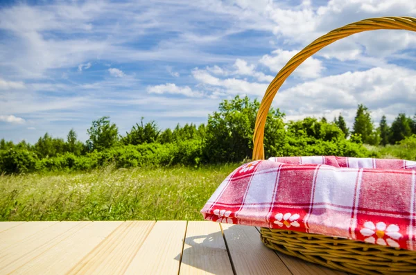 Picknickkorb auf Holztisch — Stockfoto