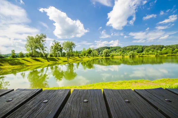 Tavolo in legno vuoto con sfondo paesaggio — Foto Stock