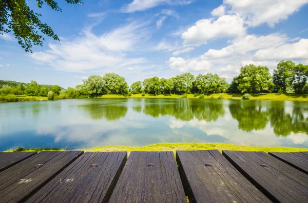 Tavolo in legno vuoto con sfondo paesaggio — Foto Stock