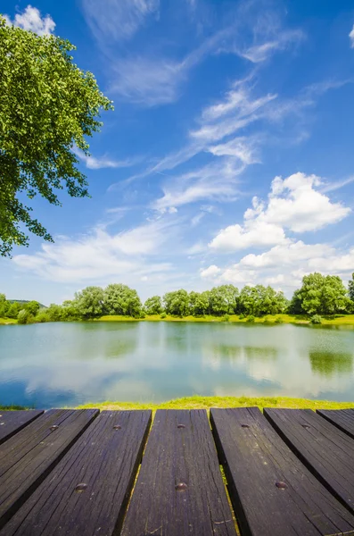 Tavolo in legno vuoto con sfondo paesaggio — Foto Stock