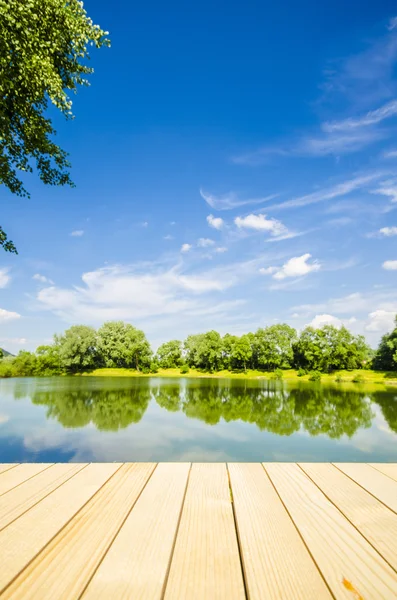 Lege houten tafel met landschap achtergrond — Stockfoto