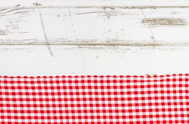 Ahşap masa üzerinde kırmızı masa örtüsü