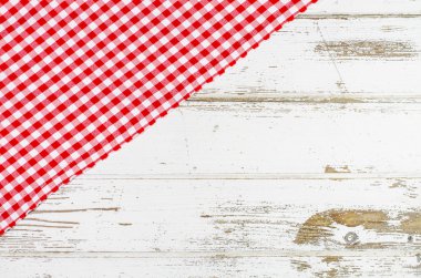 Ahşap masa üzerinde kırmızı masa örtüsü