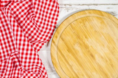 Yönetim Kurulu ve kırmızı katlanmış masa örtüsü beyaz tahta masada kesme