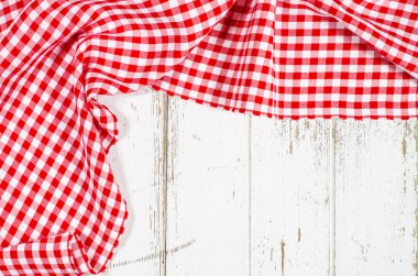 Ahşap masa üzerinde kırmızı katlanmış masa örtüsü