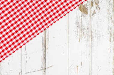 Ahşap masa üzerinde kırmızı masa örtüsü