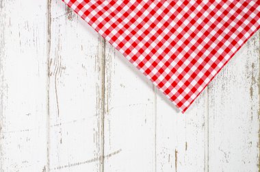 Ahşap masa üzerinde kırmızı masa örtüsü