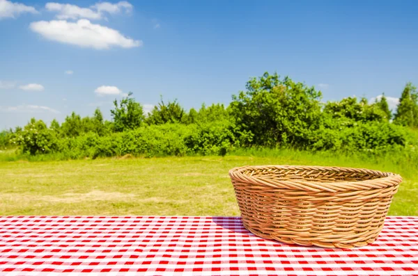 Mesa vacía con cesta y fondo de paisaje —  Fotos de Stock