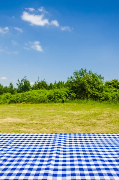 Порожній стіл з пейзажним фоном — стокове фото