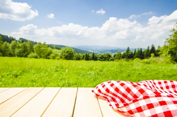 Mesa vazia com fundo de paisagem — Fotografia de Stock