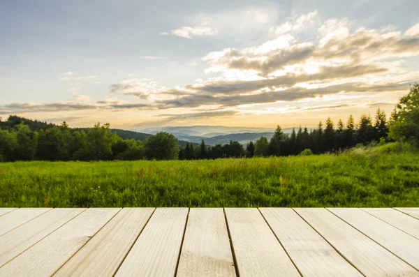 Mesa vazia com fundo de paisagem — Fotografia de Stock