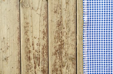 Ahşap masa üzerinde mavi masa örtüsü