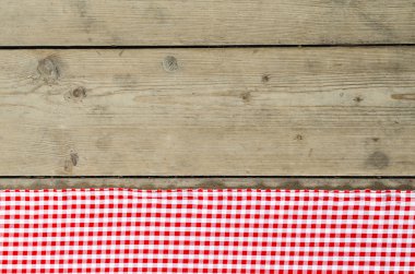 Ahşap masa üzerinde kırmızı masa örtüsü