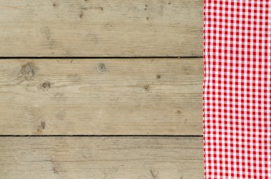 Ahşap masa üzerinde kırmızı masa örtüsü