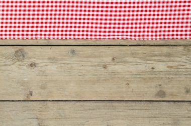 Ahşap masa üzerinde kırmızı masa örtüsü