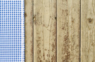 Ahşap masa üzerinde mavi masa örtüsü