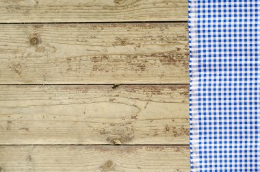 Ahşap masa üzerinde mavi masa örtüsü