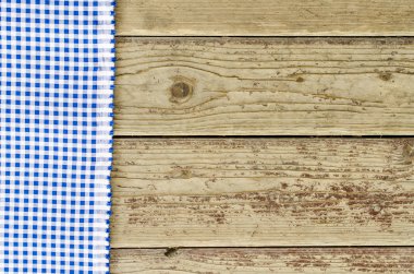 Ahşap masa üzerinde mavi masa örtüsü