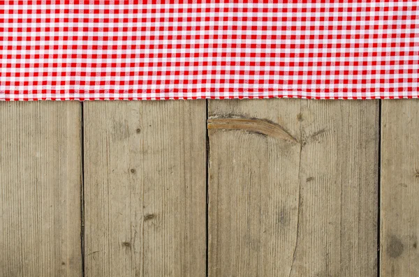 Czerwony obrus na stół drewniany — Zdjęcie stockowe