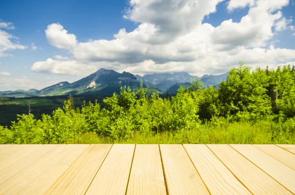 Mesa vazia com fundo de paisagem — Fotografia de Stock