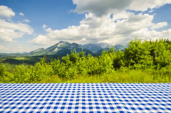 Mesa vacía con fondo de paisaje —  Fotos de Stock