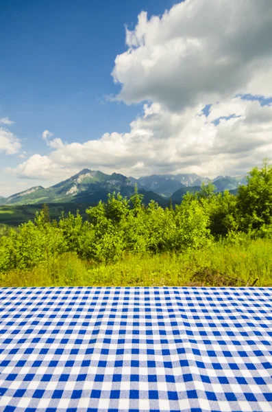 Порожній стіл з пейзажним фоном — стокове фото