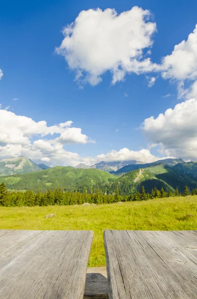 Table vide avec fond de paysage — Photo