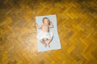 Yeni doğan bebek battaniye var yalan