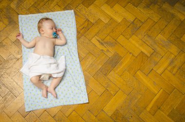 Yeni doğan bebek battaniye var yalan