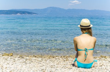 Tropik sahilde genç güzel kadın