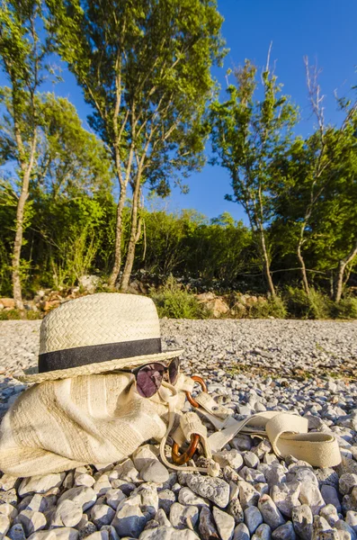 Chapéu de palha e óculos de sol — Fotografia de Stock
