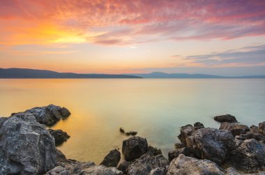 Güzel gün batımı denize. Dalmaçya, Hırvatistan.