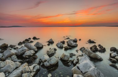 Güzel gün batımı denize. Dalmaçya, Hırvatistan.