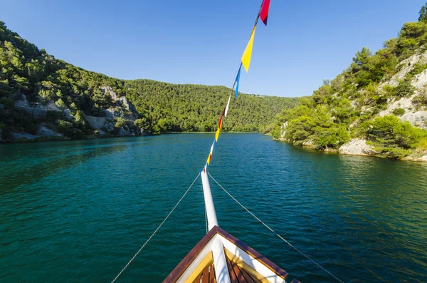 Boot op de rivier Krka in Kroatië — Stockfoto
