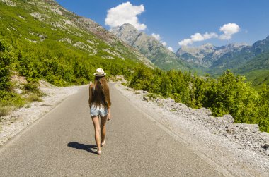 Boş yolda yürüyen genç kadın