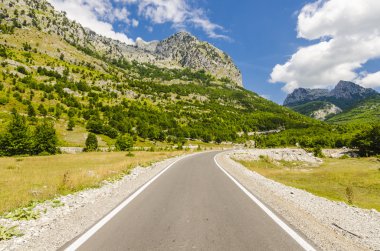 Theth Köyü Arnavut dağlarda boş yol