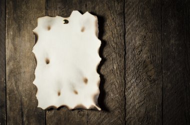 Ahşap arka plan üzerinde eski kağıt