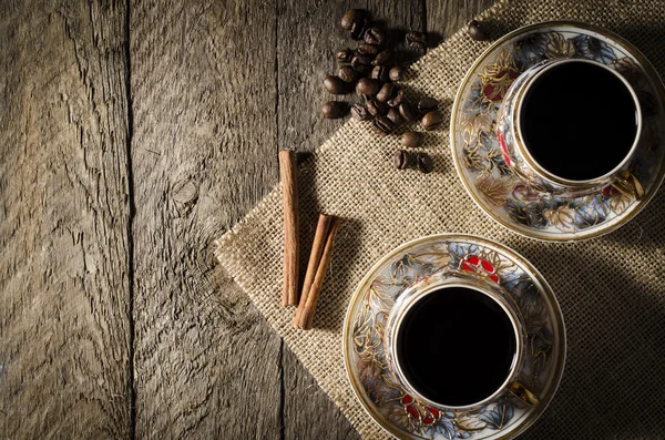 Kaffeetasse aus Porzellan auf Holztisch — Stockfoto