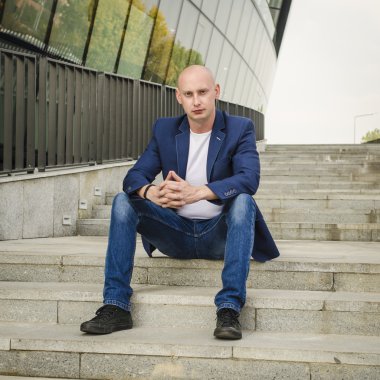 merdivenlerde oturan genç adam