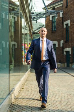 Sokakta yürüyen genç iş adamı