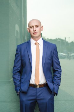 Genç erkeklerde şehir arka plan karşı dava